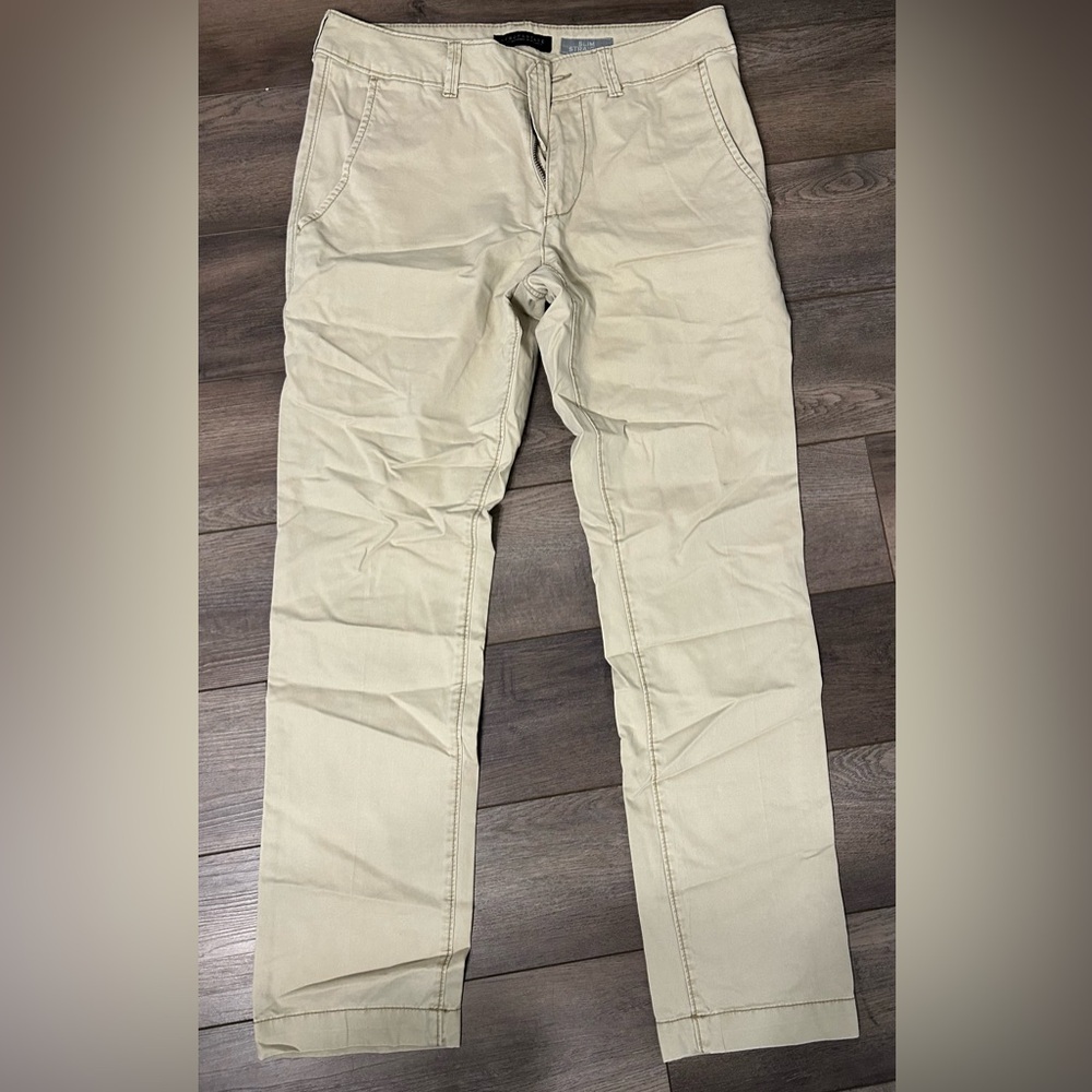 Men’s Aeropostale chinos. 31/32. khaki.